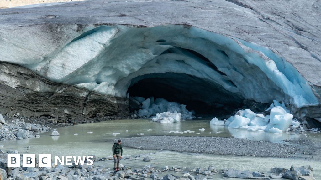 Swiss glaciers suffer ‘disastrous’ year of ice loss, threatening water supplies
