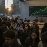 Foldable Fever Lifts Apple Shares Amid Tech Sector Slump
